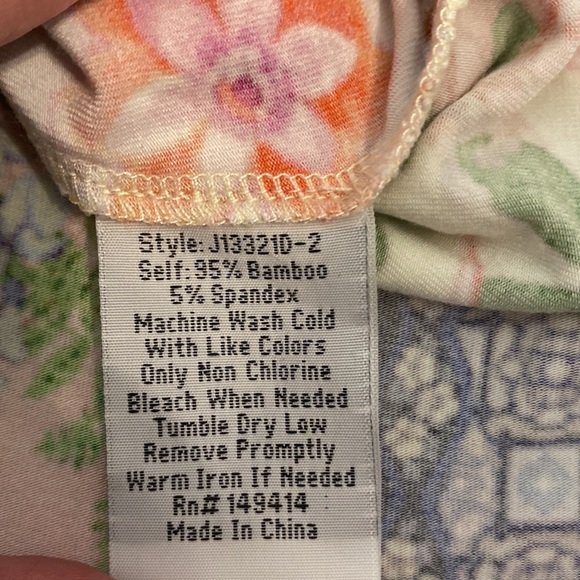 Johnny Was ANIKA short sleeve swing bamboo v neck tee small - Picture 4 of 4